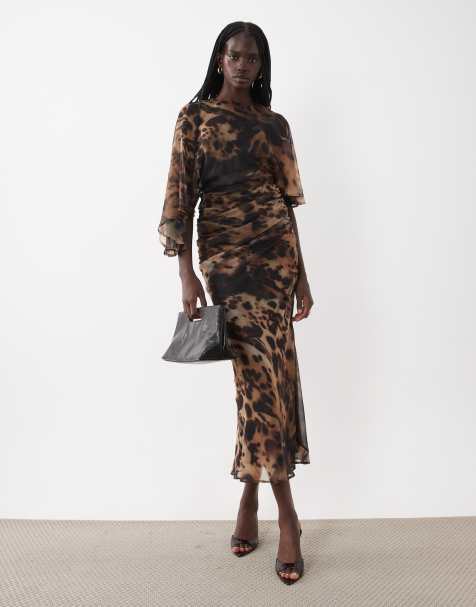 ASOS DESIGN maxikjole i chiffon med asymmetriske ærmer i mørkt dyreprint - view 1