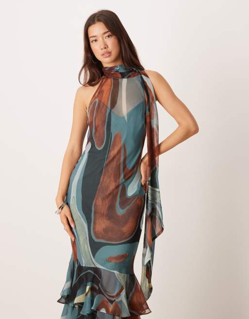 ASOS DESIGN - Maxikjole i chiffon med halterneck og tørklædedetalje samt abstrakt blåt mønster, 2 af 4