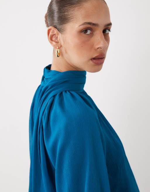 ASOS DESIGN maxikjole i chiffon med høj hals og drapering samt halsbindebånd i teal, 3 af 4
