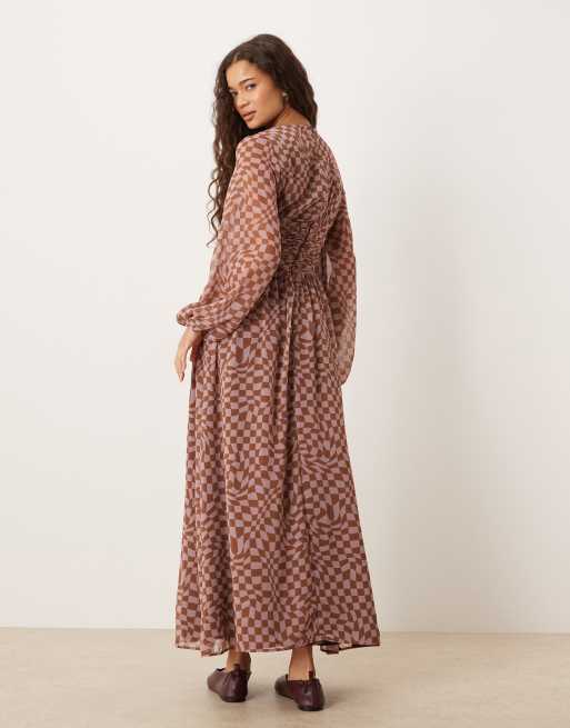 ASOS DESIGN - Maxikjole i chiffon med lyserøde mikrotern og rund hals samt rynket talje og voluminøse ærmer, 2 af 4