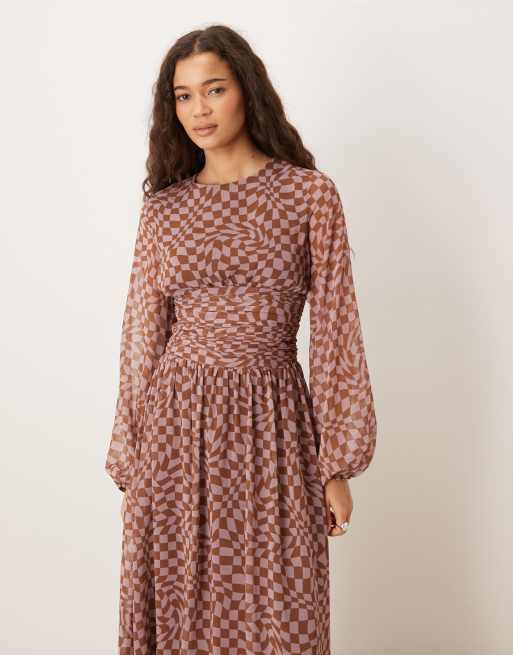 ASOS DESIGN - Maxikjole i chiffon med lyserøde mikrotern og rund hals samt rynket talje og voluminøse ærmer, 3 af 4