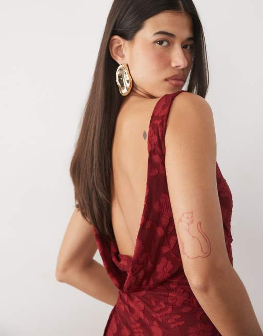 ASOS DESIGN maxikjole i devoré med rå sømme og draperet ryg i vinrød, 3 af 4