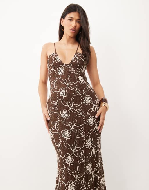 ASOS DESIGN maxikjole i hæklet broderi med U-dyb rund hals i brun, 2 af 4