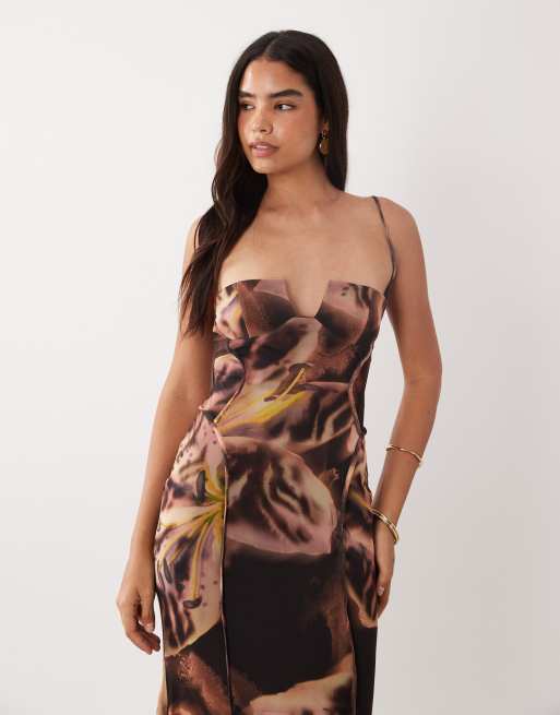 ASOS DESIGN maxikjole i lilla blomsterprint i mesh med synlige sømme og formede skåle, 2 af 4