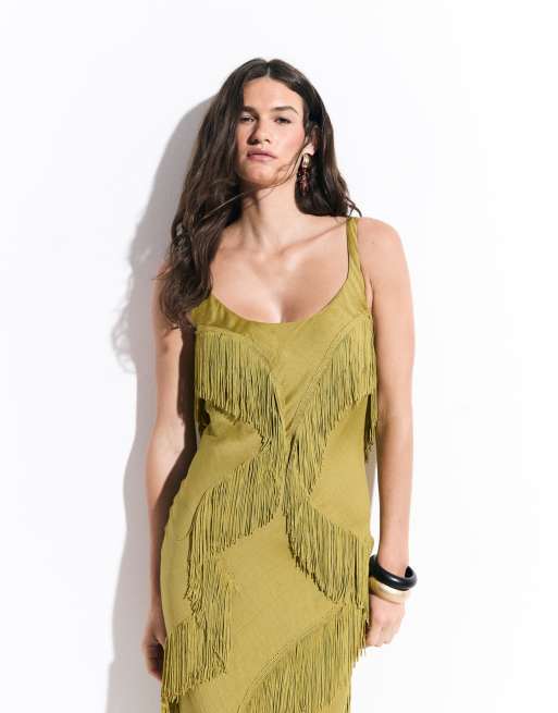 ASOS DESIGN maxikjole med dyb rund hals og asymmetrisk frynsekant i olivengrøn, 3 af 7