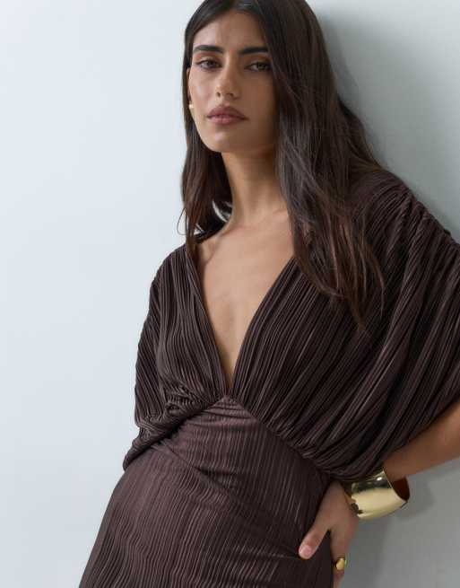 ASOS DESIGN maxikjole med dyb udskæring, flagermusærmer og plissé i chokoladebrun, 3 af 5