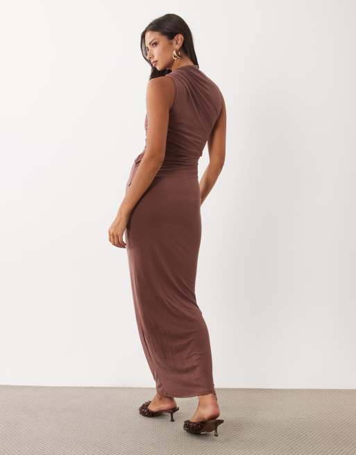 ASOS DESIGN maxikjole med høj hals og ærmeløs drapering i chokolade, 3 af 4