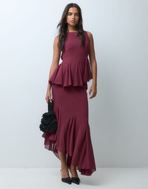 ASOS DESIGN maxiklänning i burgundy med sned hög halsringning, asymmetrisk liv och fåll med godet - view 1