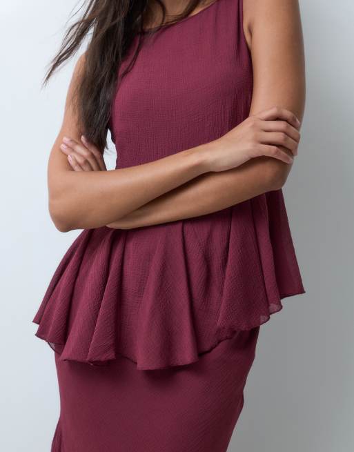 ASOS DESIGN maxiklänning i burgundy med sned hög halsringning, asymmetrisk liv och fåll med godet, 3 av 5