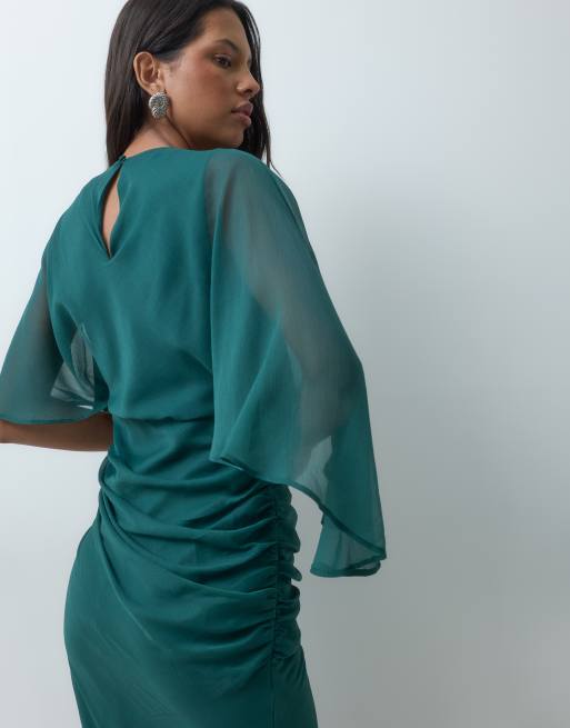 ASOS DESIGN maxiklänning i chiffong med asymmetriska ärmar i mörkgrönt, 2 av 4