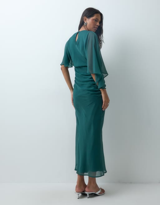 ASOS DESIGN maxiklänning i chiffong med asymmetriska ärmar i mörkgrönt, 4 av 4