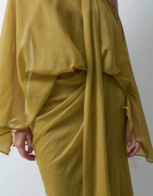 ASOS DESIGN maxiklänning i chiffong med bara axlar, cape och scarf i ockra, 3 av 5