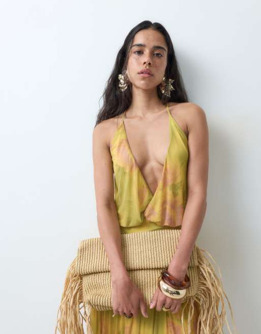 ASOS DESIGN maxiklänning i mesh med tryck, djup ringning och rynkade detaljer i gul abstrakt blomprint, 4 av 5