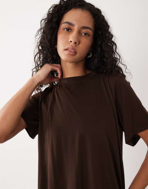 ASOS DESIGN maxiklänning i modal med kort ärm och cape-lager i brun, 3 av 4
