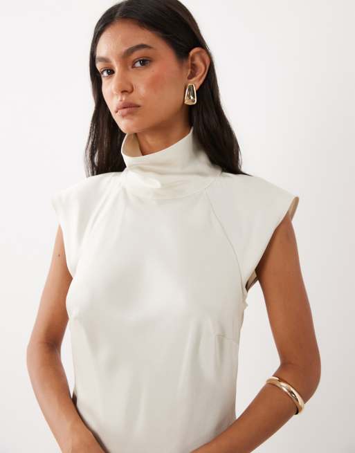 ASOS DESIGN maxiklänning i satin med hög krage och godets i oyster, 3 av 4