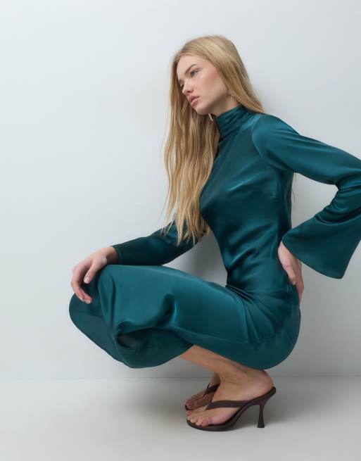 ASOS DESIGN maxiklänning i satin med hög krage och långa ärmar, enfärgad, mörkgrön, 2 av 5