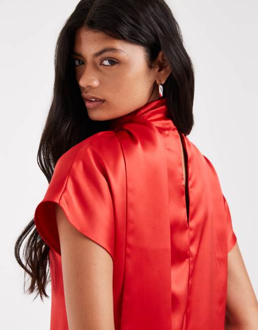 ASOS DESIGN maxiklänning i satin med hög krage och scarf i rött, 2 av 4