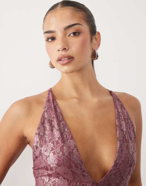 ASOS DESIGN maxiklänning i spets med foil-effekt och djup ringning i vinröd, 4 av 4