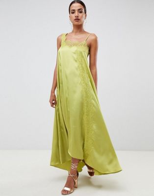 ASOS DESIGN – Maxiklänning i trapeze-modell och satäng med spetsdetaljer-Grön