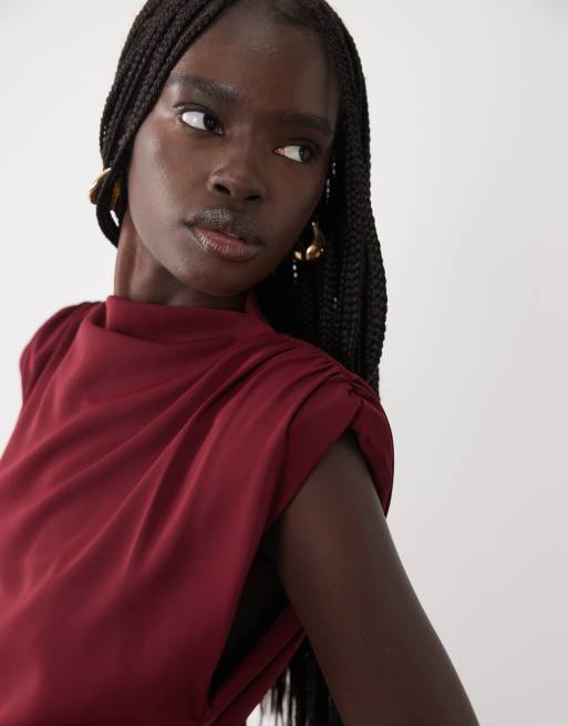 ASOS DESIGN maxiklänning med axelvaddar, insydd midjedetalj i burgundy, 2 av 4