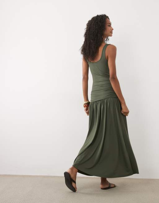 ASOS DESIGN maxiklänning med djup halsringning och sänkt midja i khaki, 4 av 4