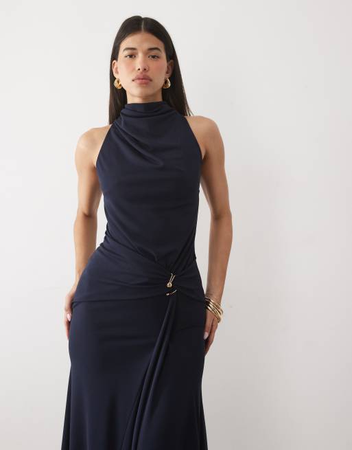 ASOS DESIGN maxiklänning med hög krage, drapering och kantdetalj i marinblått, 2 av 4