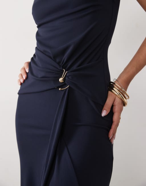 ASOS DESIGN maxiklänning med hög krage, drapering och kantdetalj i marinblått, 3 av 4