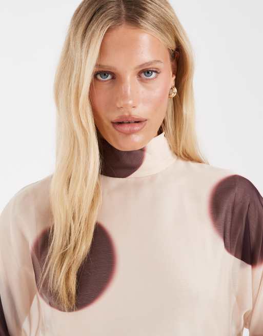 ASOS DESIGN maxiklänning med hög krage och asymmetrisk midja i brun prickig, 3 av 4