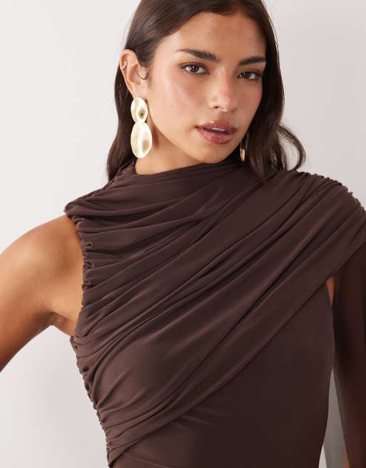 ASOS DESIGN maxiklänning med meshöverdrag, cape och godetveck i brunt, 4 av 4