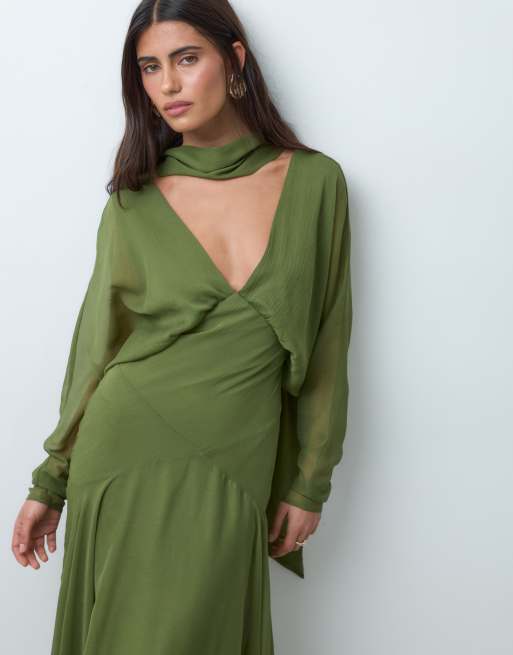 ASOS DESIGN maxiklänning med pingvinärm, asymmetrisk vid kjol och scarf i olivgrönt, 3 av 5