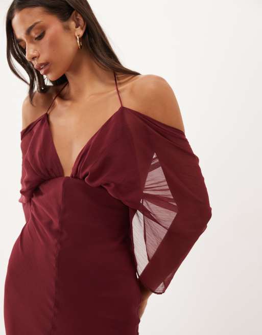 ASOS DESIGN maxiklänning med snedskuren hög-låg fåll och bara axlar i berry, 2 av 4