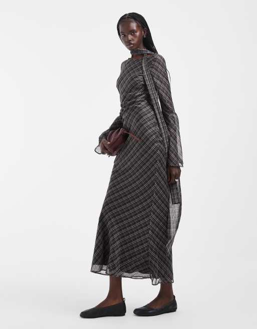 ASOS DESIGN Maxikleid aus Chiffon im schrägen Schnitt mit passendem Schal im Karoprint, 3 von 4