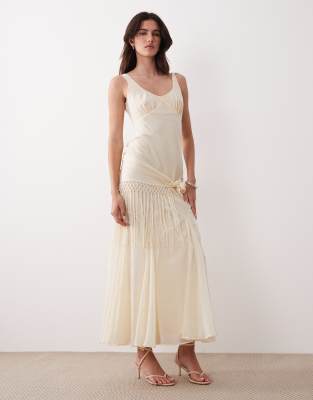 ASOS DESIGN - Maxikleid aus Chiffon in Buttermilchgelb gepunktet mit drapierter Fransenverzierung-Bunt