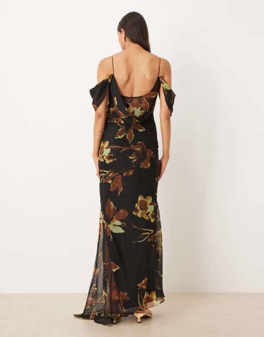 ASOS DESIGN – Maxikleid aus Chiffon mit Blumenmuster auf schwarzem Grund und drapierter Vorderpartie, 3 von 4