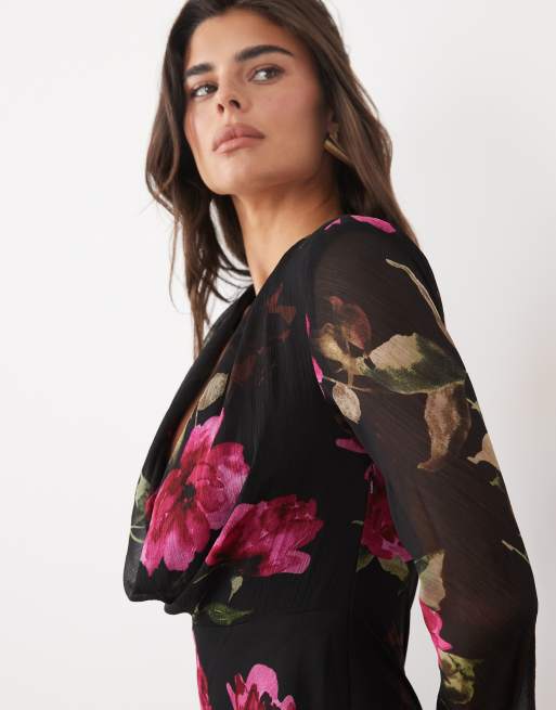 ASOS DESIGN Maxikleid aus Chiffon mit Wasserfallausschnitt und Blumenmuster in Dunkelpink, 3 von 4