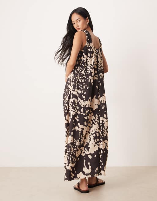 ASOS DESIGN – Maxikleid aus Funktionsmaterial mit gerafftem U-Ausschnitt und abstraktem Muster, 2 von 4