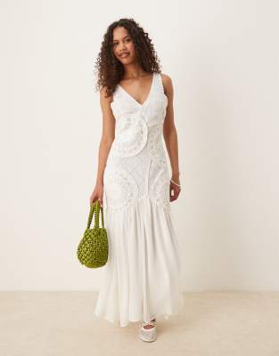 ASOS DESIGN - Maxikleid aus Häkelspitze in Weiß mit V-Ausschnitt