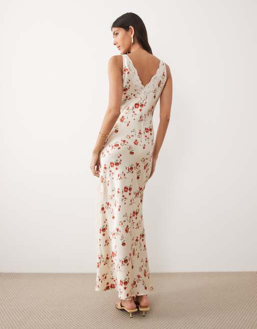 ASOS DESIGN – Maxikleid aus mattem Satin in Cremeweiß mit rotem Blumenmuster, V-Ausschnitt und Spitzenborte, 3 von 4