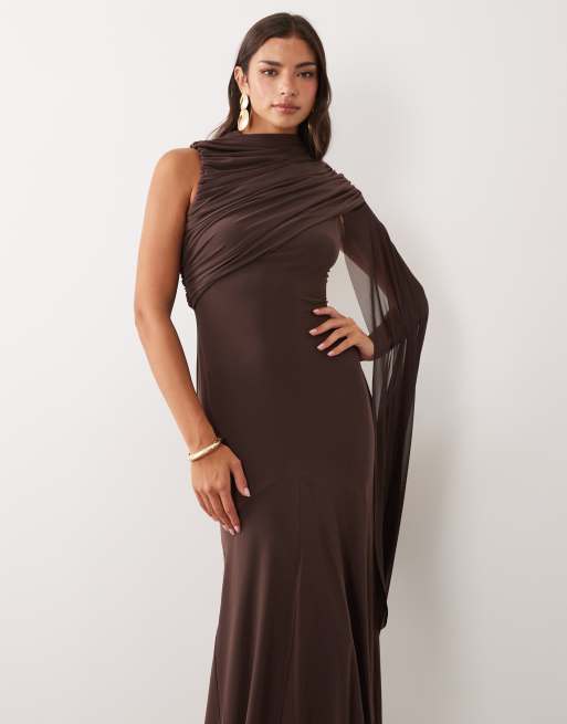 ASOS DESIGN Maxikleid aus Mesh mit Cape-Overlay und Godets in Braun, 2 von 4