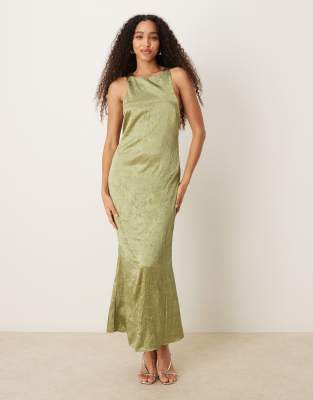 ASOS DESIGN - Maxikleid aus olivgrünem Satin mit Knitterstruktur, Racer-Design und verdrehtem Rückendetail