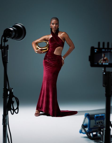 ASOS DESIGN – Maxikleid aus Samt in Burgunderrot mit gewickeltem Ausschnitt - view 1