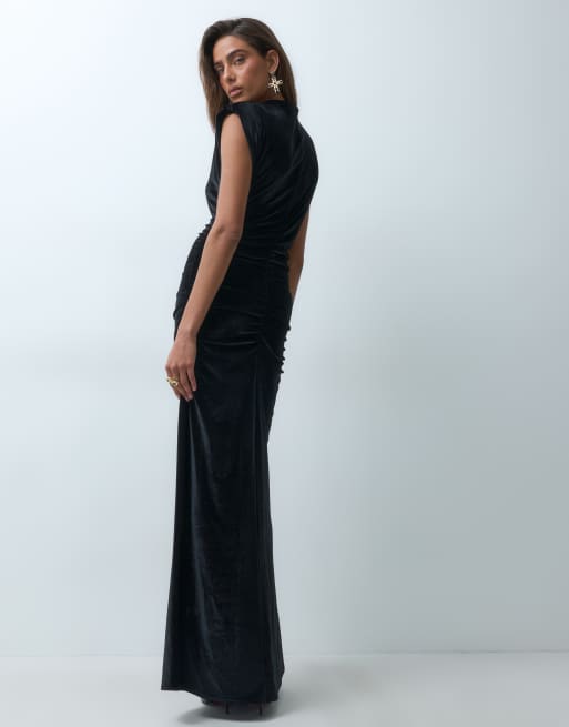 ASOS DESIGN Maxikleid aus Samt mit Schulterpolstern in Schwarz, 4 von 5