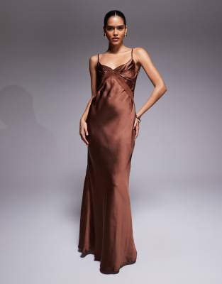 ASOS DESIGN - Maxikleid aus Satin-Chiffon-Mix mit Einsatz am Dekolleté in Schokobraun-Brown