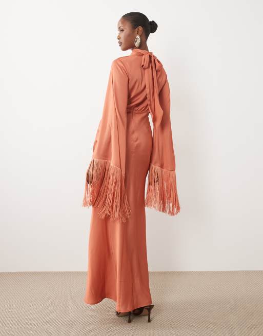 ASOS DESIGN Maxikleid aus Satin im schrägen Schnitt mit drapiertem Ausschnitt und Fransenärmeldetail mit Placement-Print, 2 von 4
