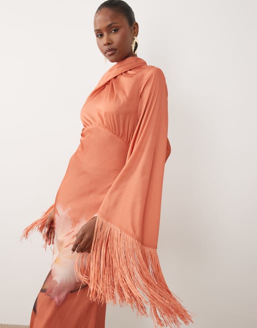 ASOS DESIGN Maxikleid aus Satin im schrägen Schnitt mit drapiertem Ausschnitt und Fransenärmeldetail mit Placement-Print, 3 von 4
