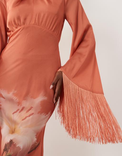 ASOS DESIGN Maxikleid aus Satin im schrägen Schnitt mit drapiertem Ausschnitt und Fransenärmeldetail mit Placement-Print, 4 von 4
