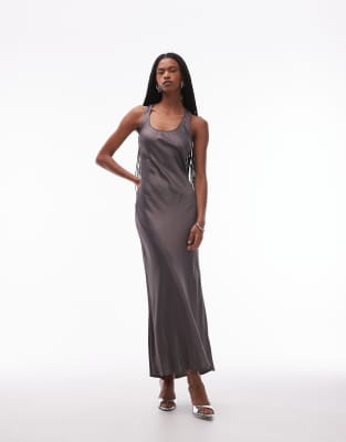 ASOS DESIGN - Maxikleid aus Satin in Anthrazit mit U-Ausschnitt-Grau