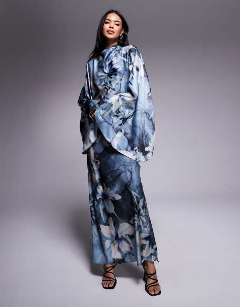 ASOS DESIGN – Maxikleid aus Satin in Blau geblümt mit markanten Ärmeln und Stehkragen - view 1