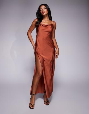 ASOS DESIGN - Maxikleid aus Satin in Braun mit gebundenen Trägern und Schlitz