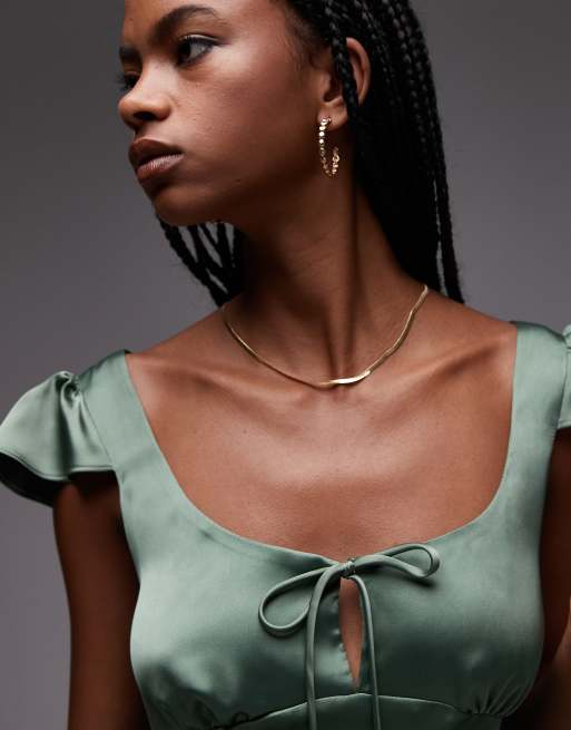 ASOS DESIGN – Maxikleid aus Satin in Grün mit U-Ausschnitt und Flatterärmeln, 4 von 4